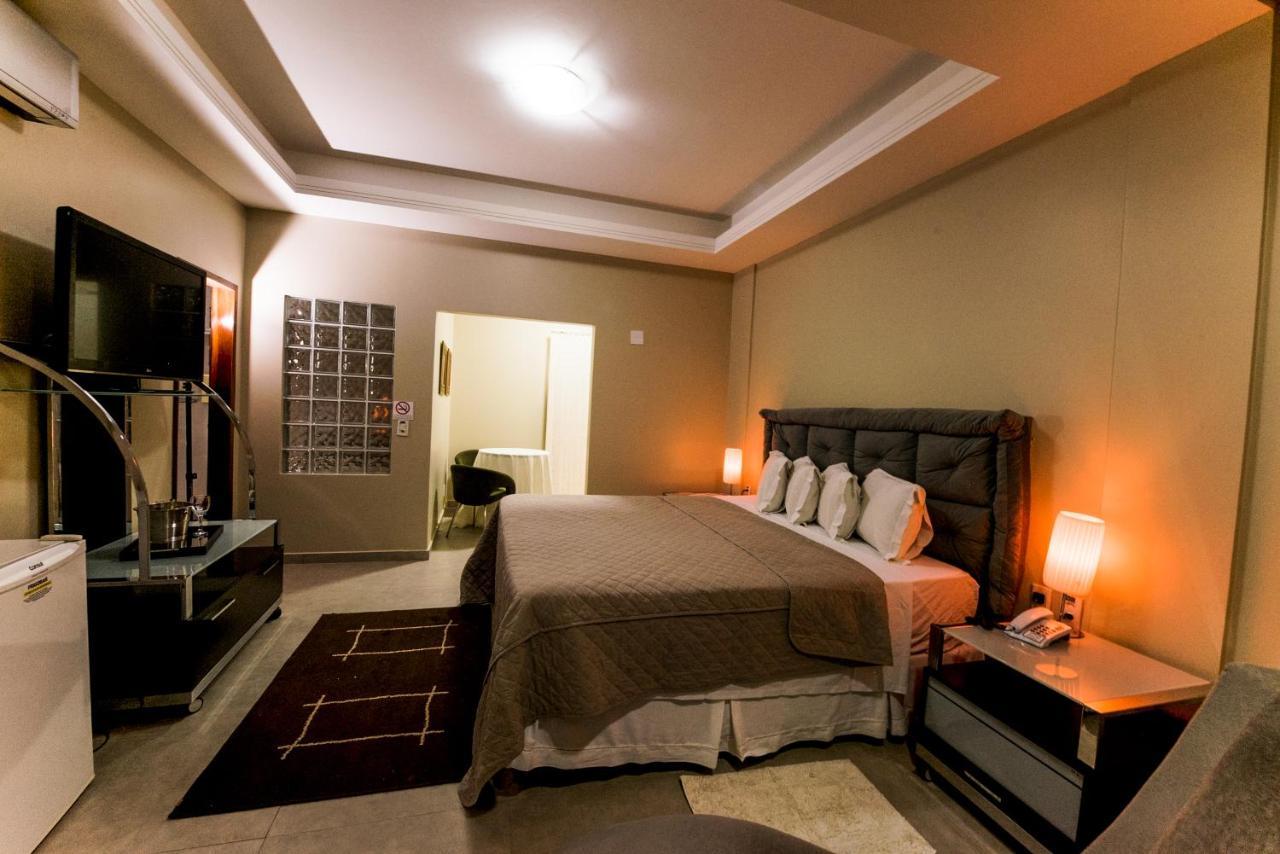 Suíte com Cama King-size e Banheira de Hidromassagem
