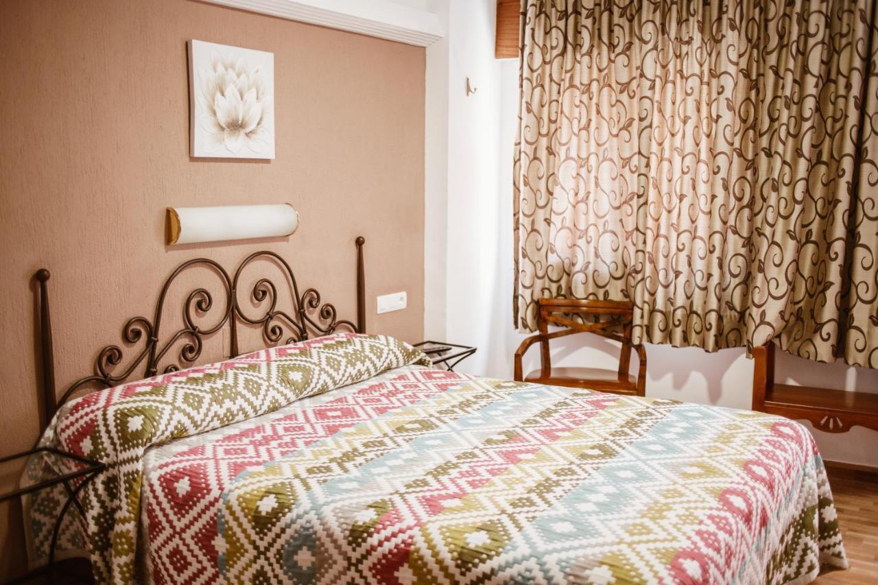 Habitación con cama grande