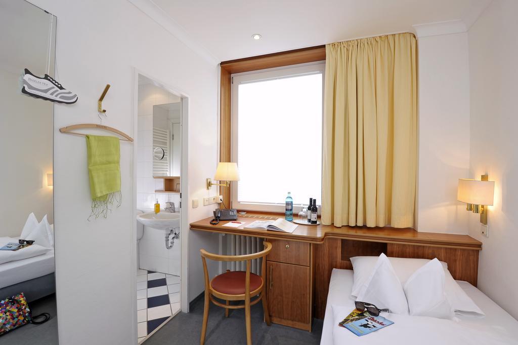 Small Single Room,1435570435:JPEG