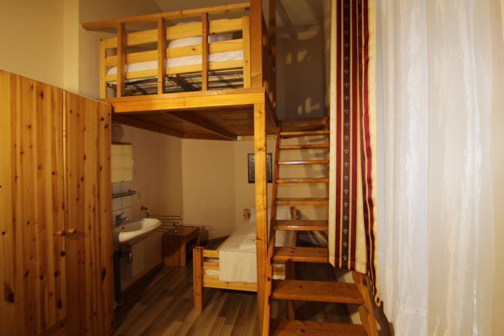 Quarto Duplo Económico com Casa de Banho Partilhada