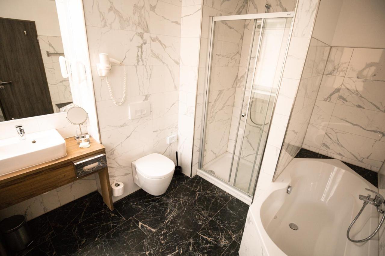 Mini Suite,1243977661:JPEG