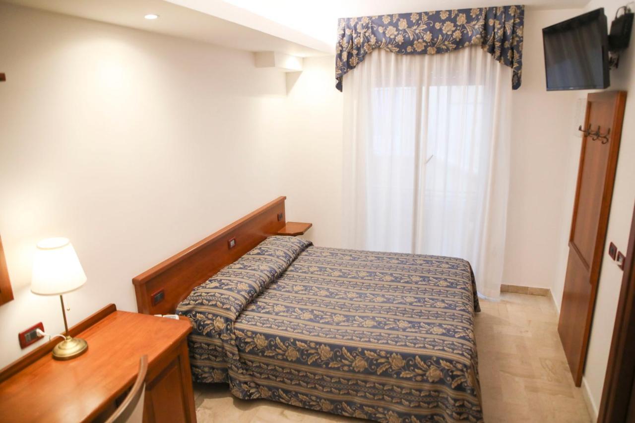 Economy Twin/Double Room (some with bathroom disable facilities),1127088024:JPEG