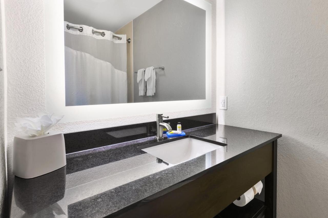 King Room - Mobility Access/Hearing Accessible