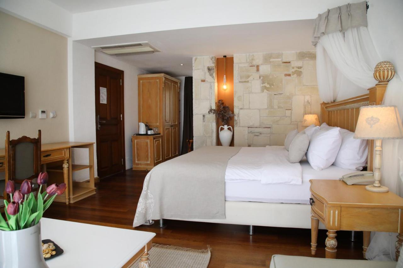 Deluxe Double Room with Balcony and Sea View,1130095110:JPEG