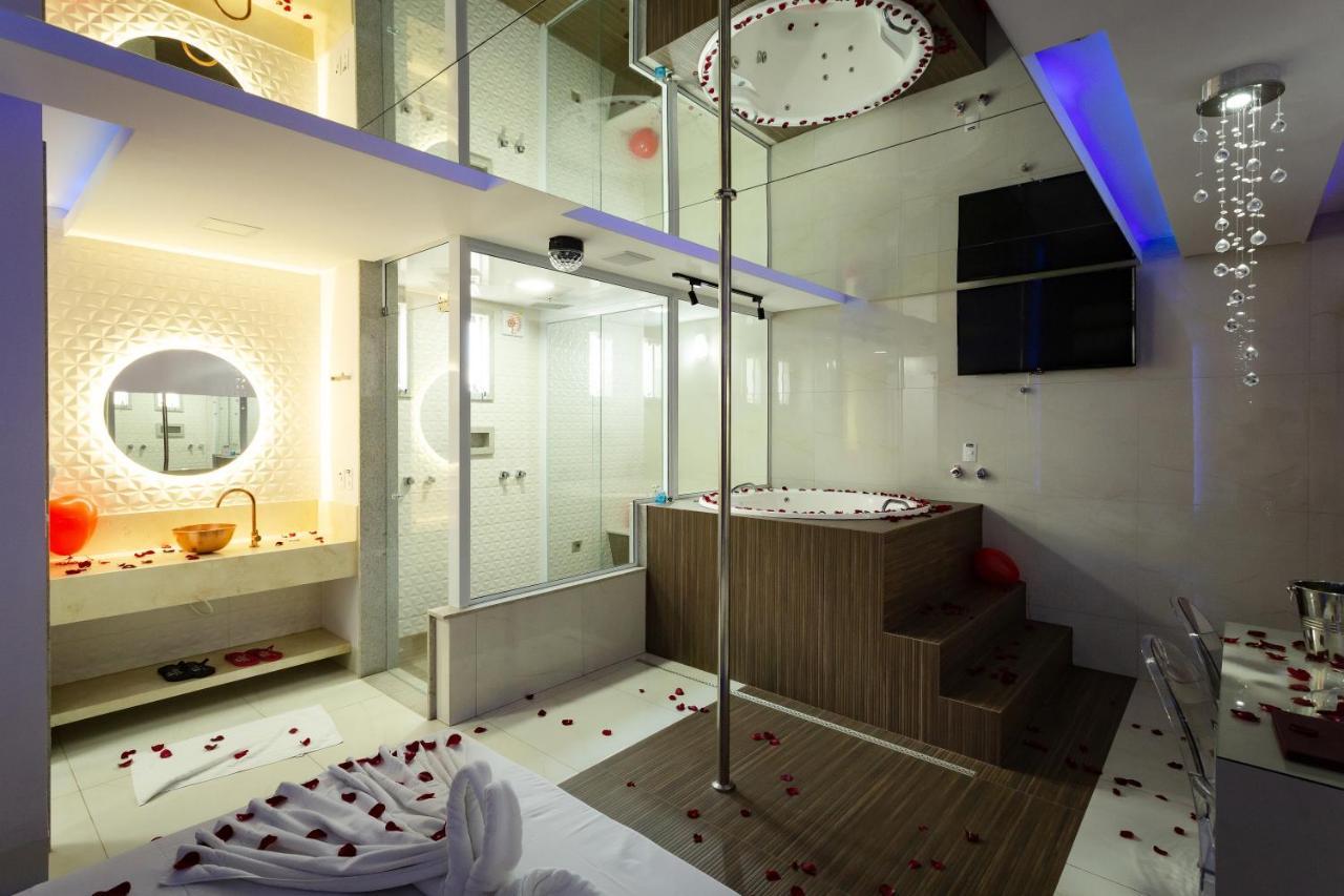 Suíte com Cama King-size e Banheira de Hidromassagem