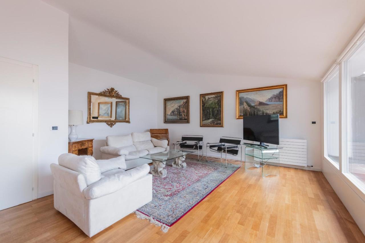 Appartamento con Terrazza e Vista Lago