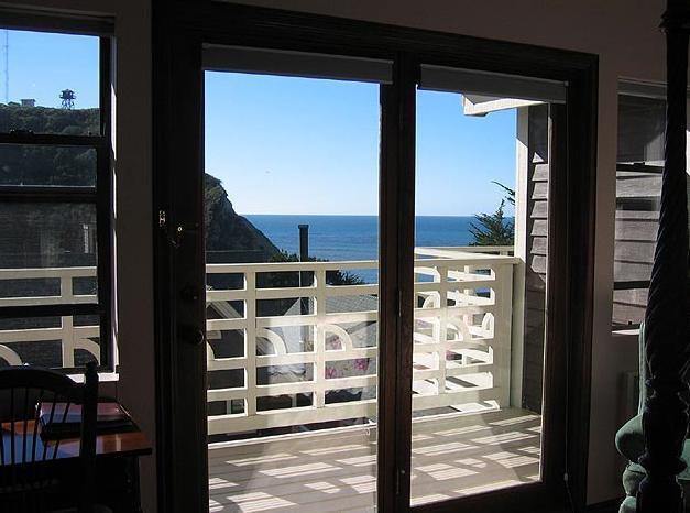 Deluxe Queen Room with Partial Ocean View