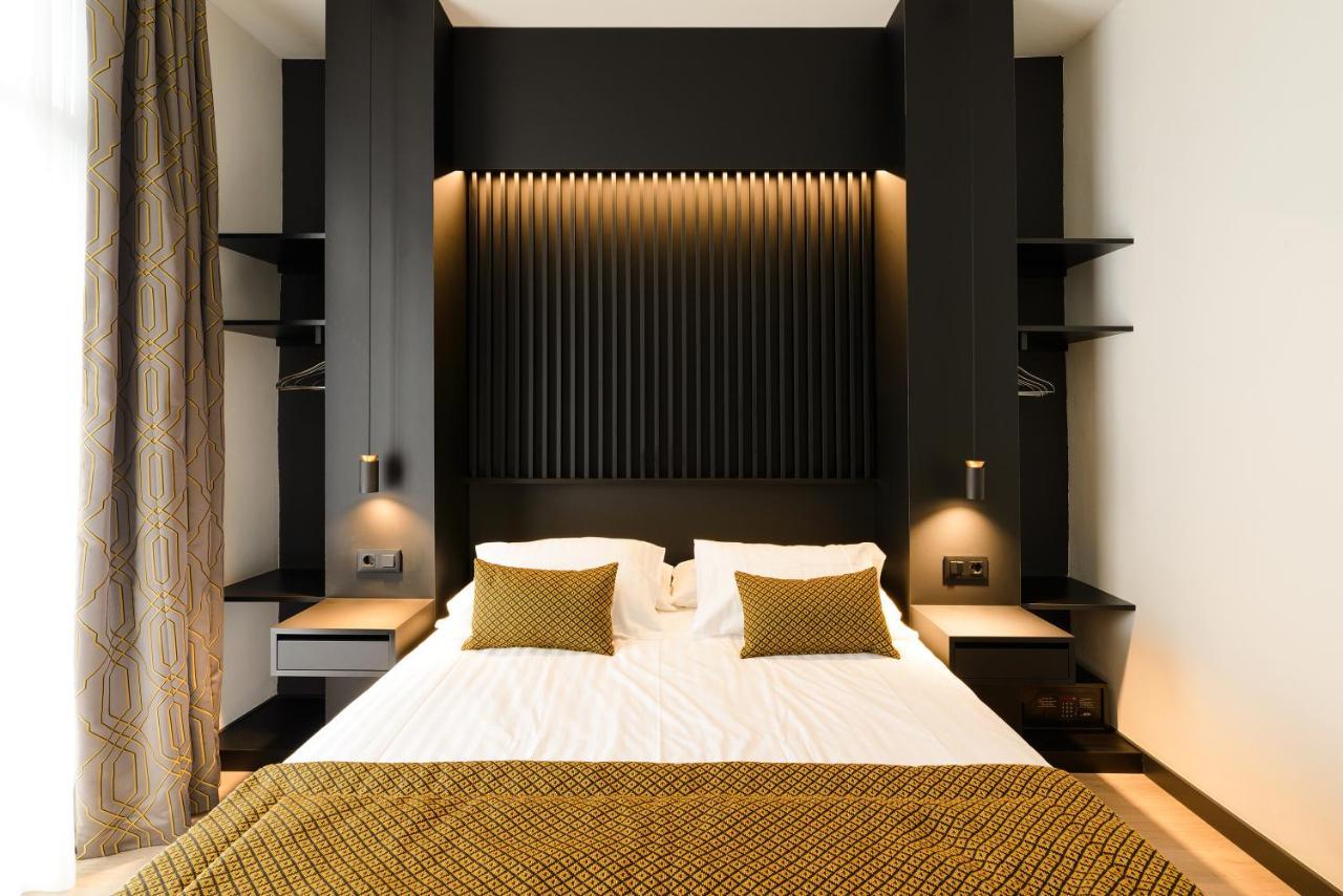 Double Room with Balcony and Side Sea View