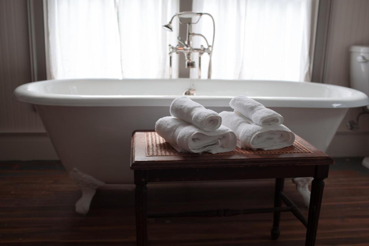 Deluxe Queen Suite