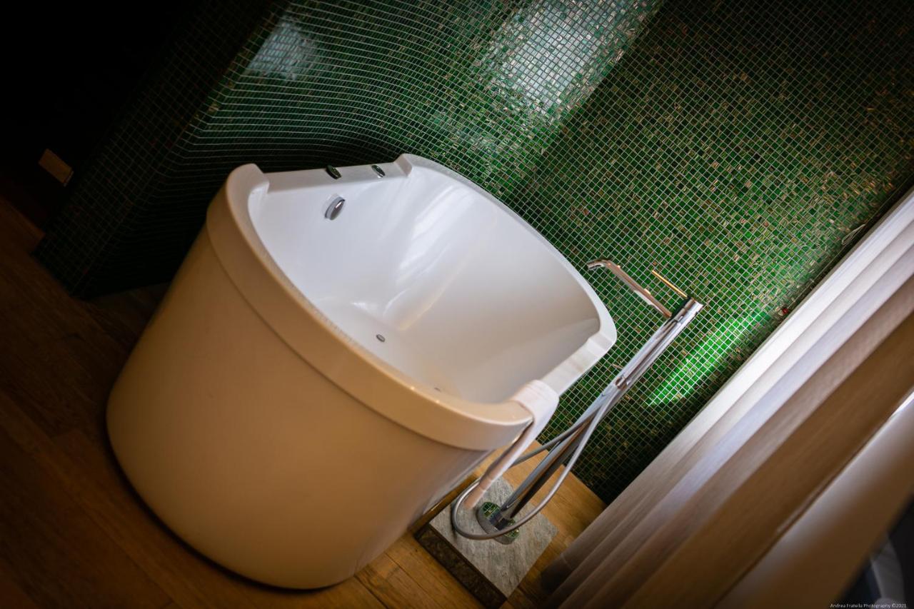 Suite with Hot Tub and Infrared Sauna,1144867247:JPEG