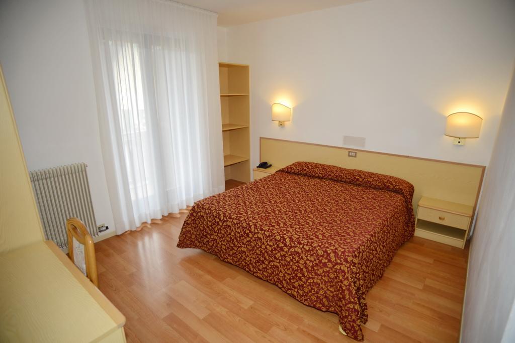 Standard Double or Twin Room,1011305341:JPEG