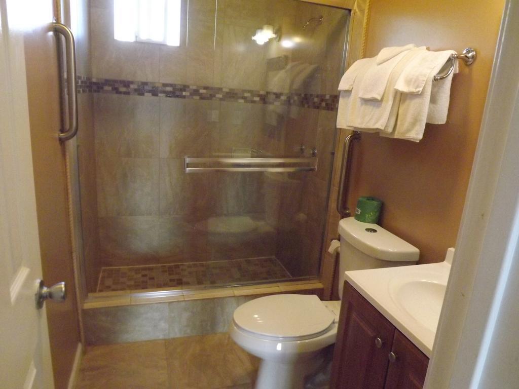 Queen Room - Non-Smoking,790549176:JPEG