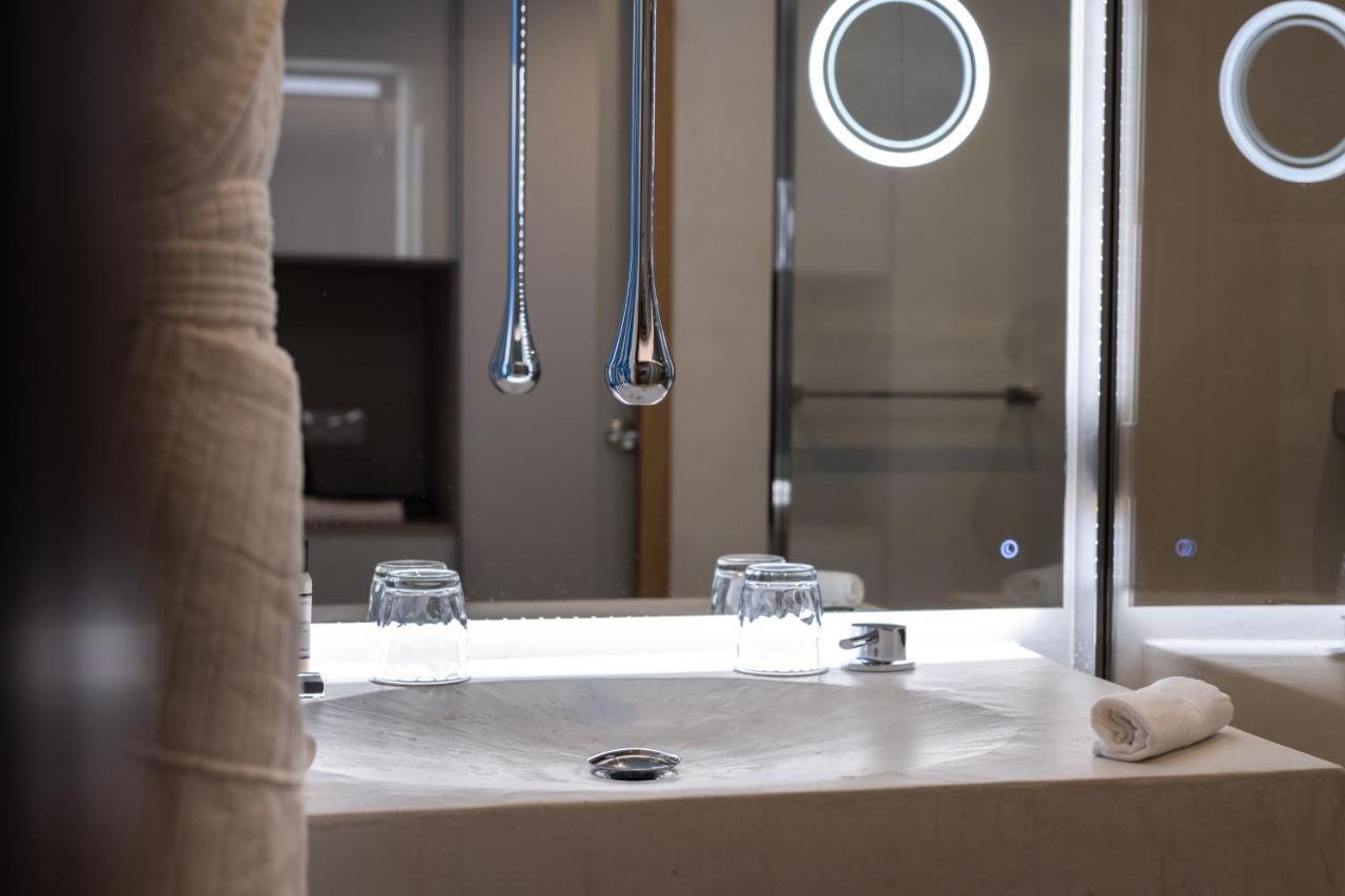 Chambre Lit King-Size Supérieure avec Piscine - Vue sur Mer