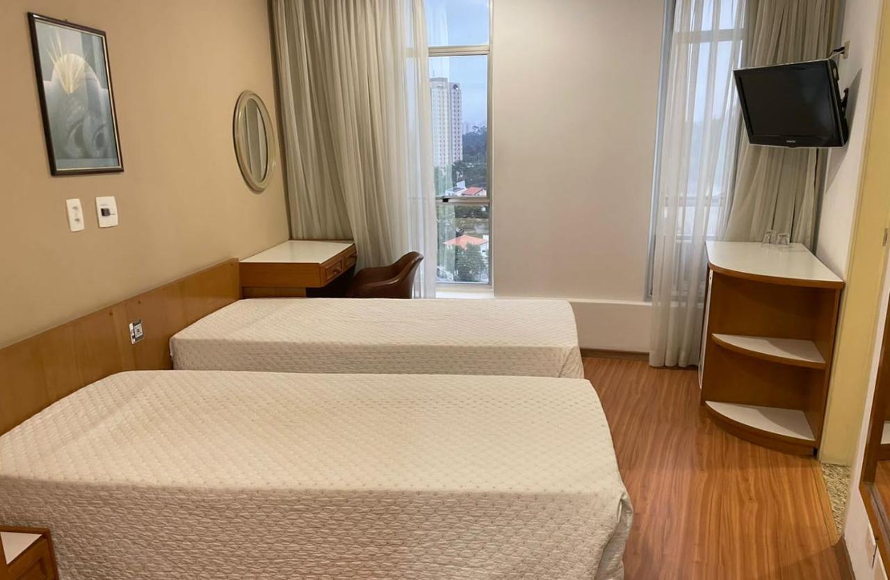 Quarto Econômico com 2 Camas de Solteiro