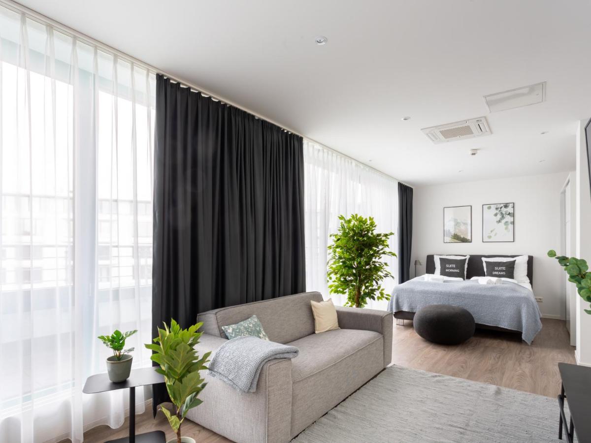 Suite XL with Balcony and Street view,1161957264:JPEG