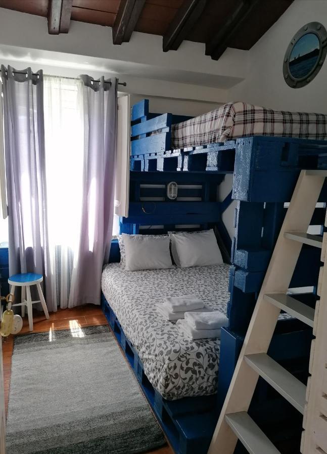Quarto Triplo Básico com Casa de Banho Partilhada