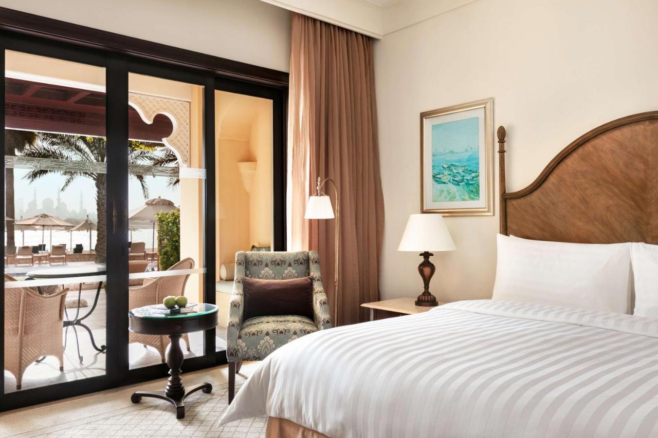 Quarto Executivo com Cama King-size e Vista do Jardim