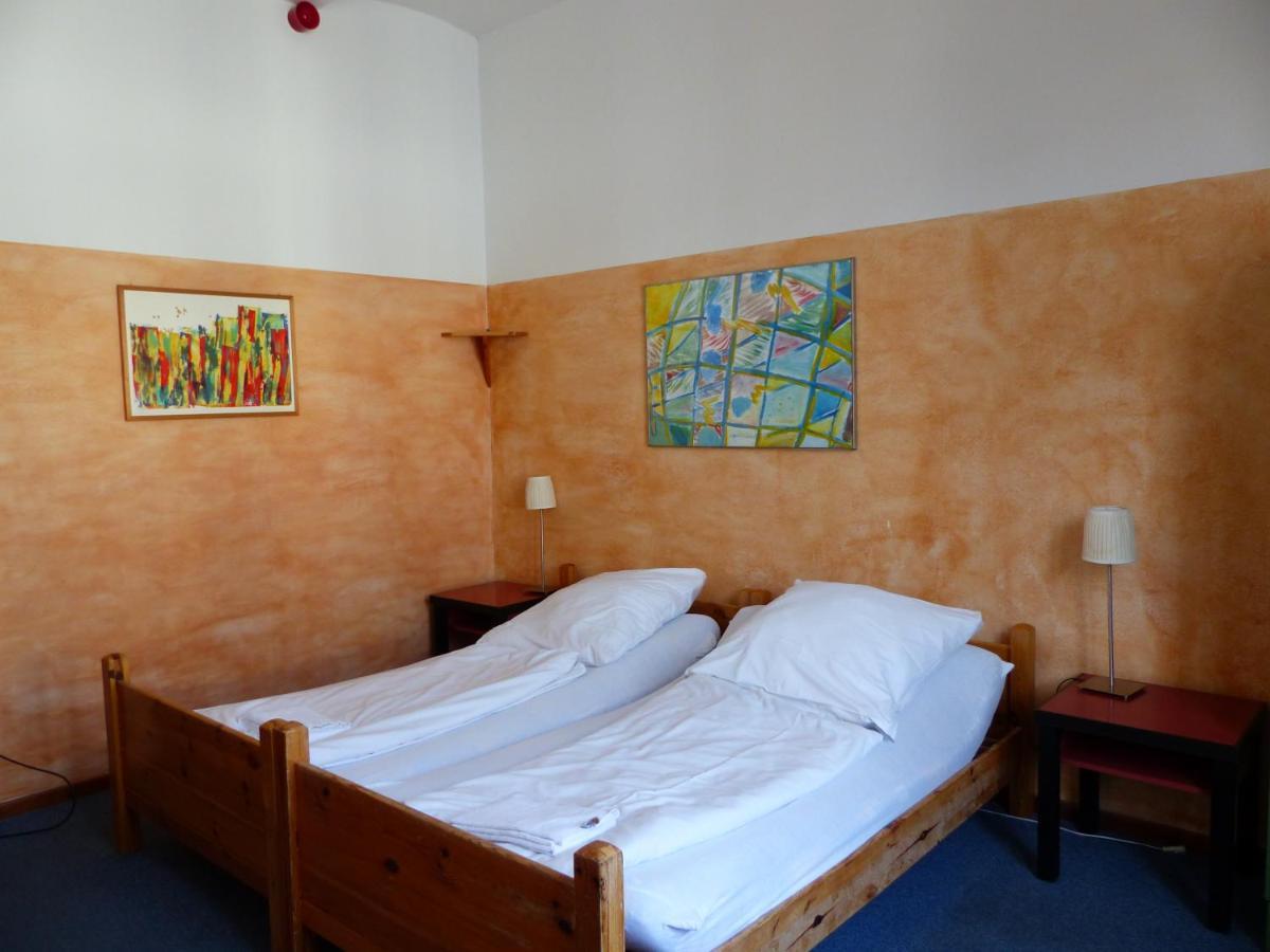 Tweepersoonskamer met 2 Aparte Bedden en Gedeelde Badkamer