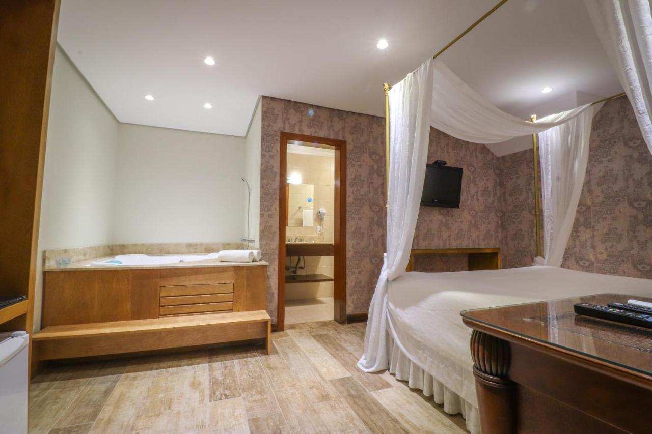 Suíte Deluxe com Banheira de Hidromassagem