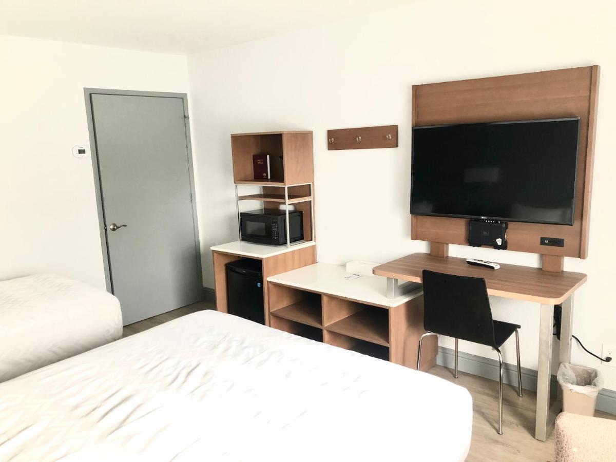 Queen Room with Two Single Beds - Mobility Accessible/Non-Smoking