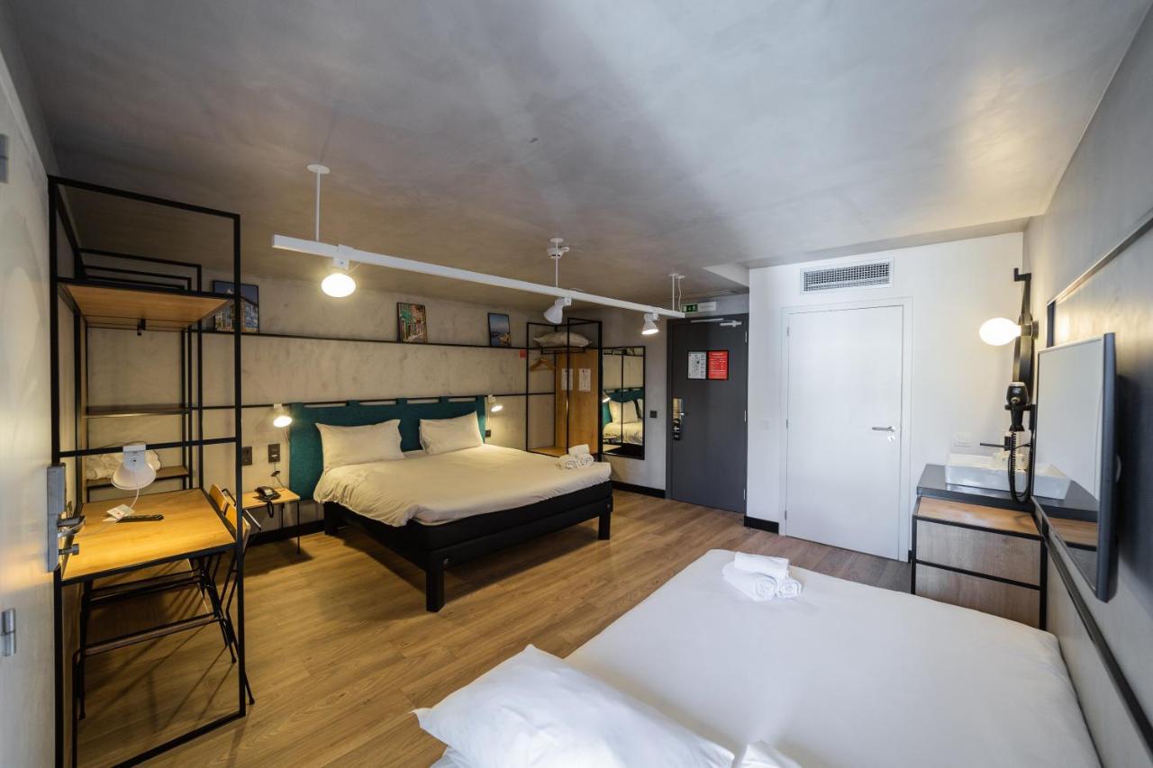 Quarto Familiar com Cama de Casal e Sofá-cama