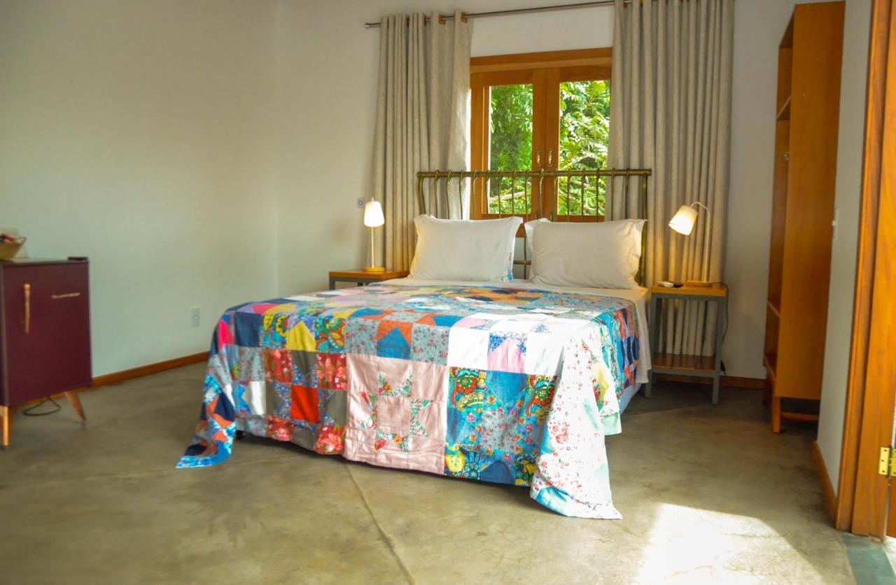 Quarto com Cama Queen-size e Banheira de Hidromassagem