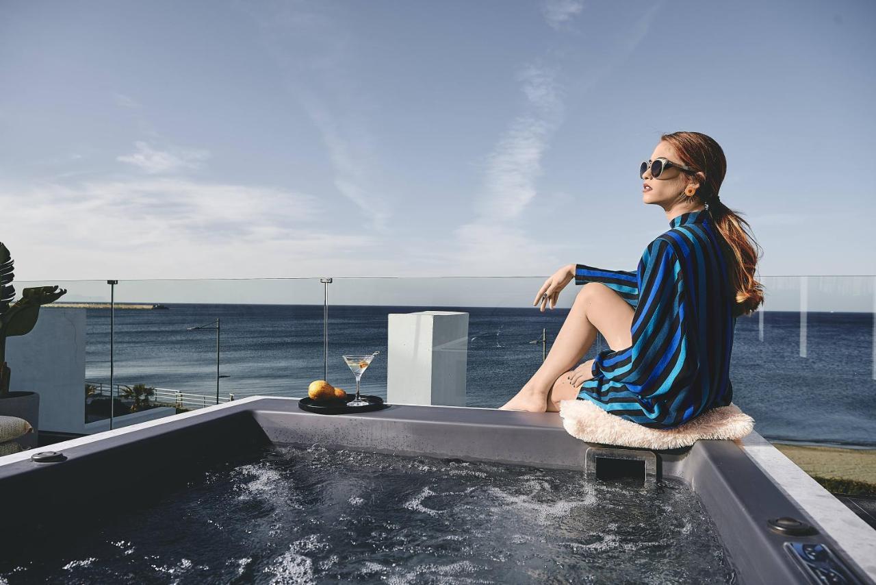 Executive Suite mit Whirlpool-Badewanne im Freien und Meerblick