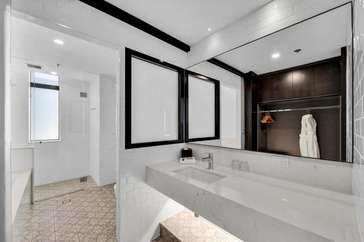 Signature Premium Corner King Room,1196956408:JPEG