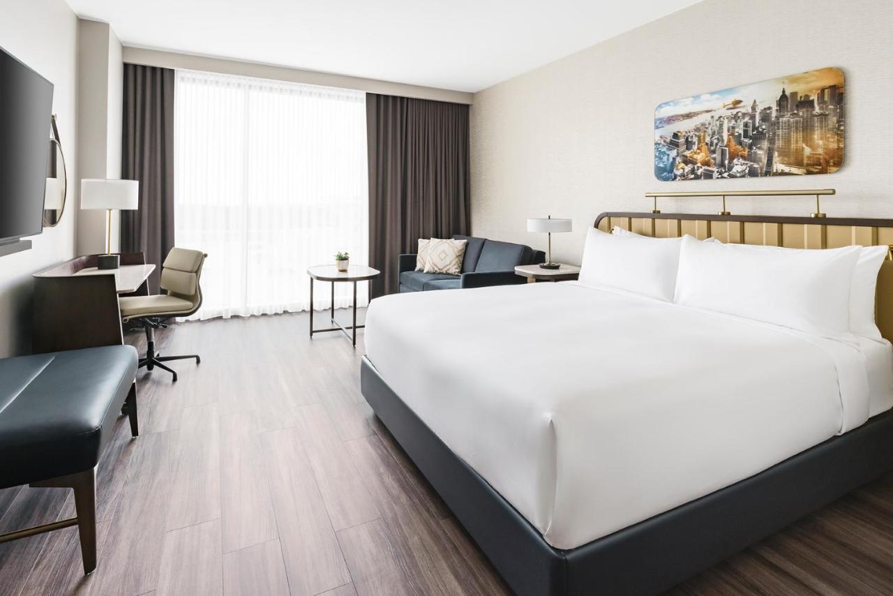 Habitación con cama extragrande y vistas a la ciudad