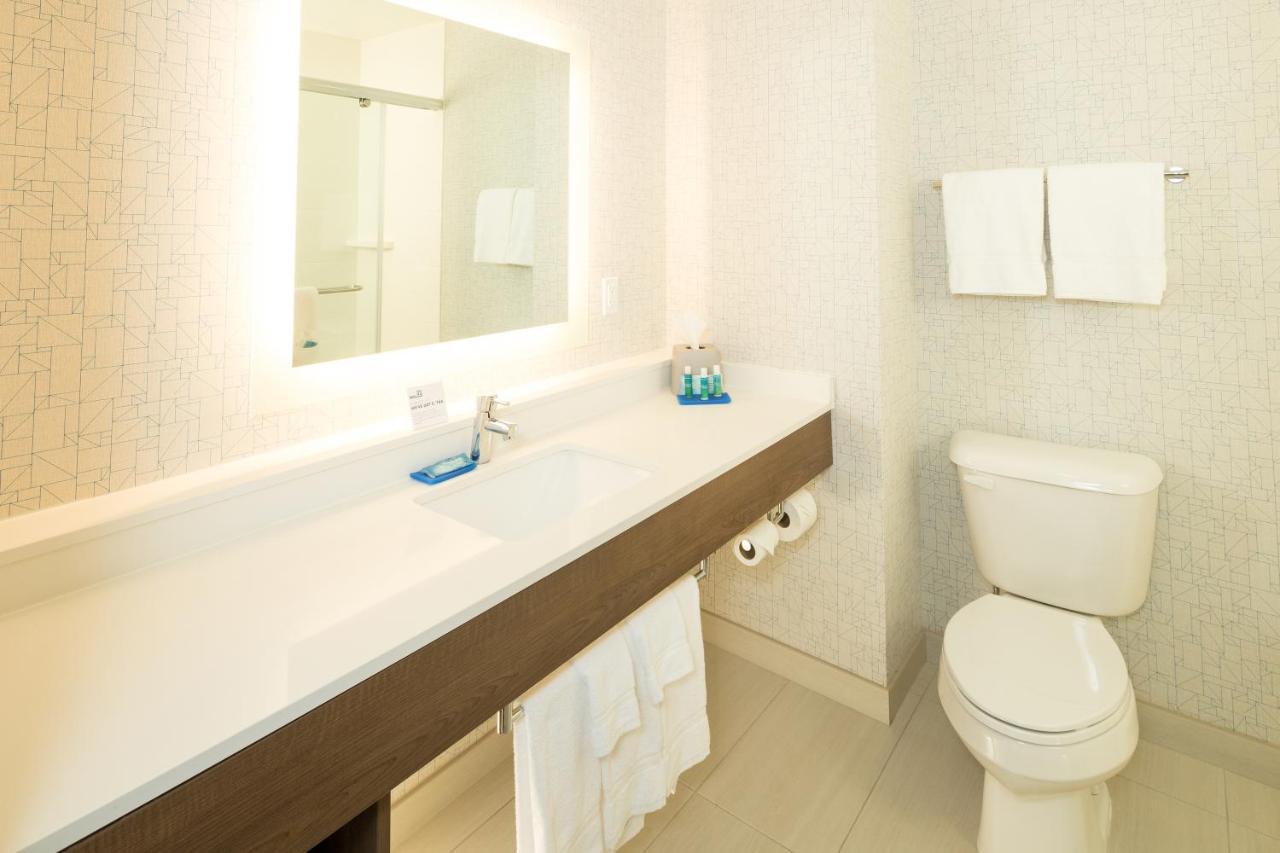 King Room with Roll-In Shower - Mobility Access