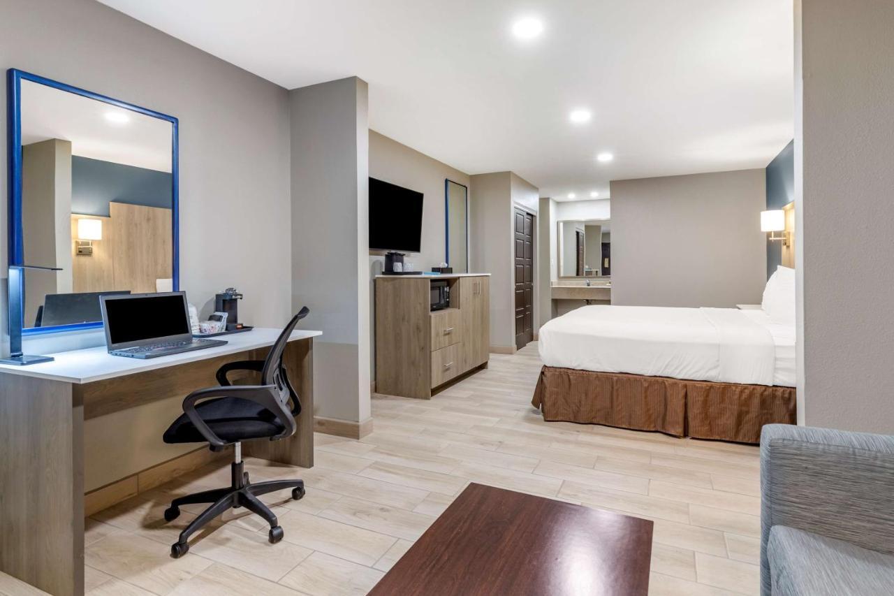 King Suite with Sofa Bed and Roll-In Shower - Disability Access/Non-Smoking