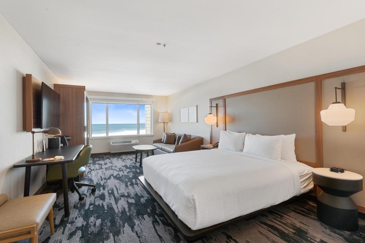 King Suite with Partial Ocean View, Bathtub and Sofa Bed - Mobility Access