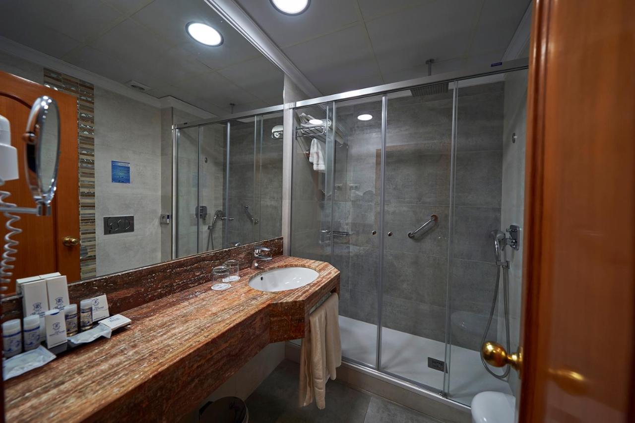 Tweepersoonskamer met 2 Aparte Bedden en een Extra Bed - Balkon - Uitzicht op Zee