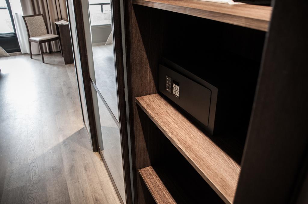 Habitación con cama extragrande y balcón