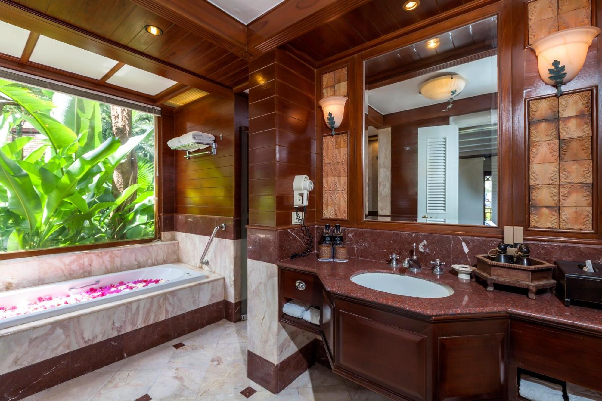 Lagoon Poolside Bathtub