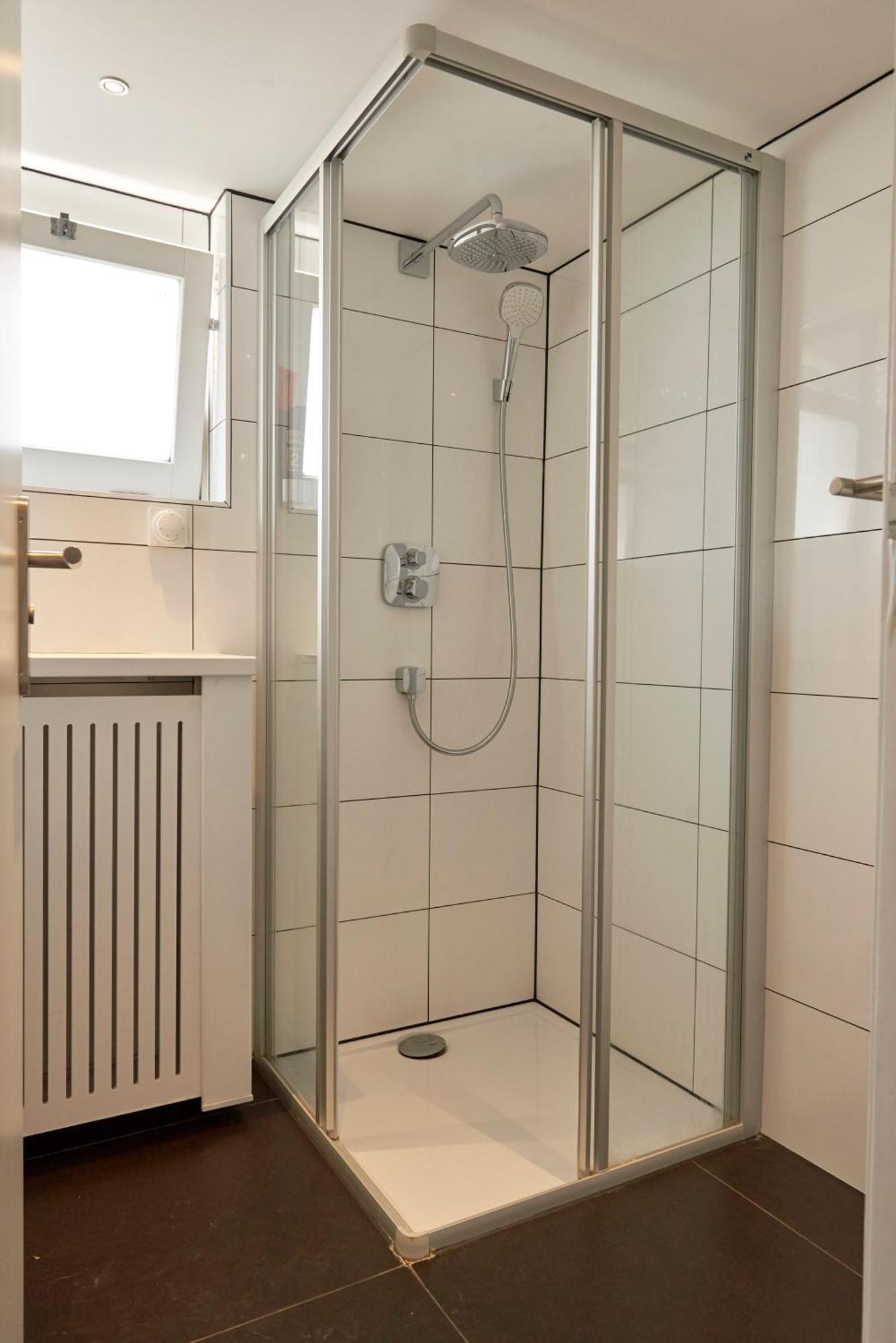 Quarto Individual Básico com Banheiro Compartilhado