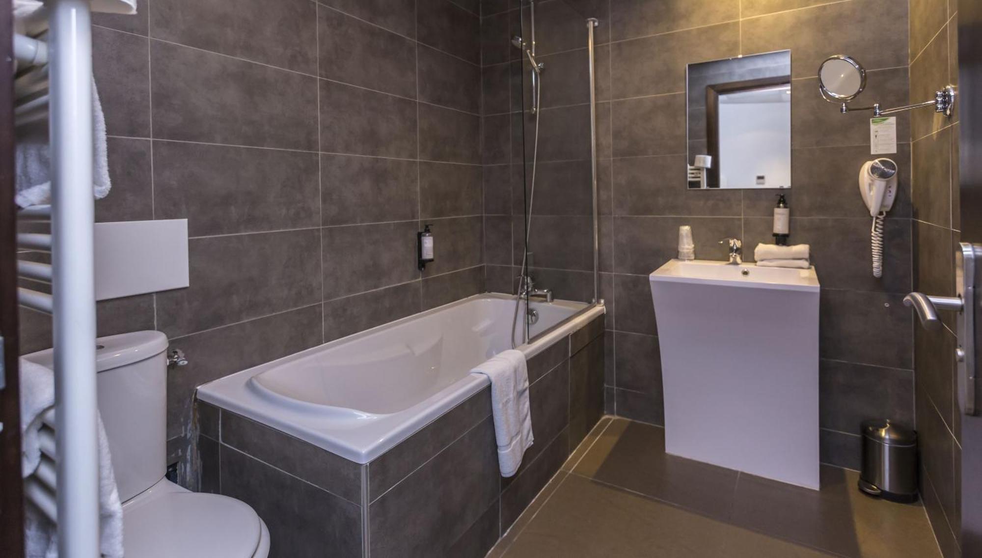 One-Bedroom Apartment  (3 Adults),1210273822:JPEG