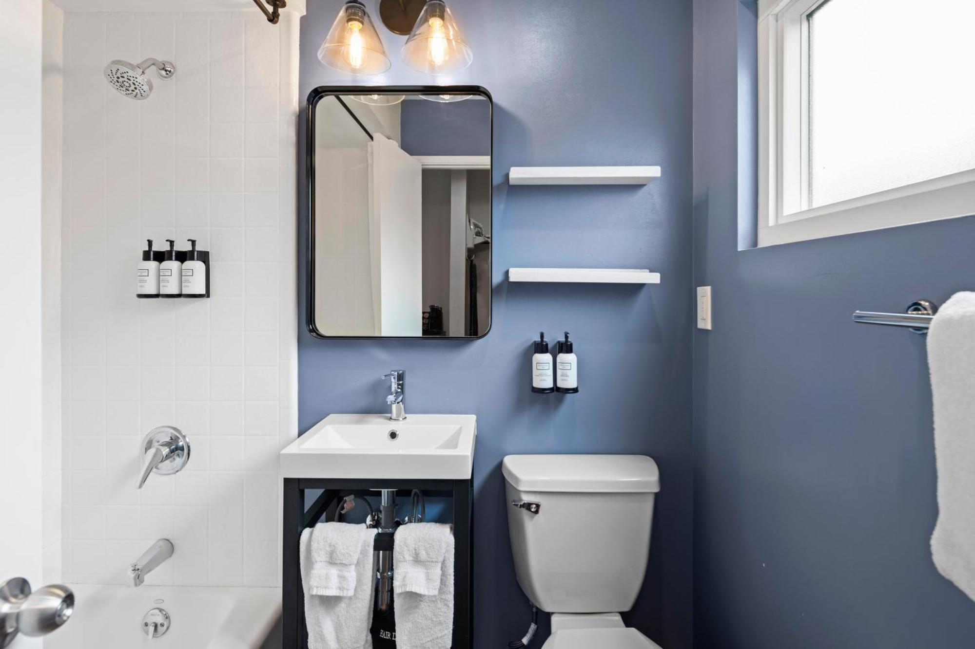 Quarto com Cama King-size e Vista da Piscina