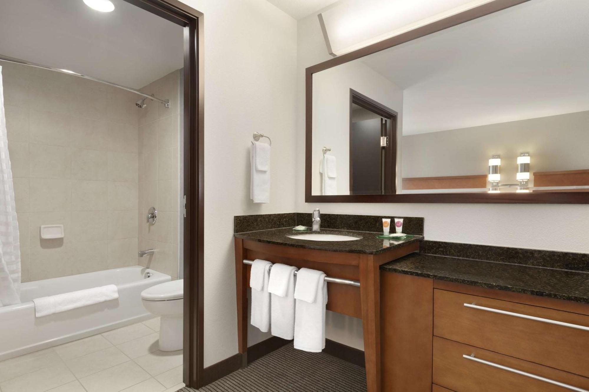 Habitación con cama extragrande y sofá cama - Planta superior