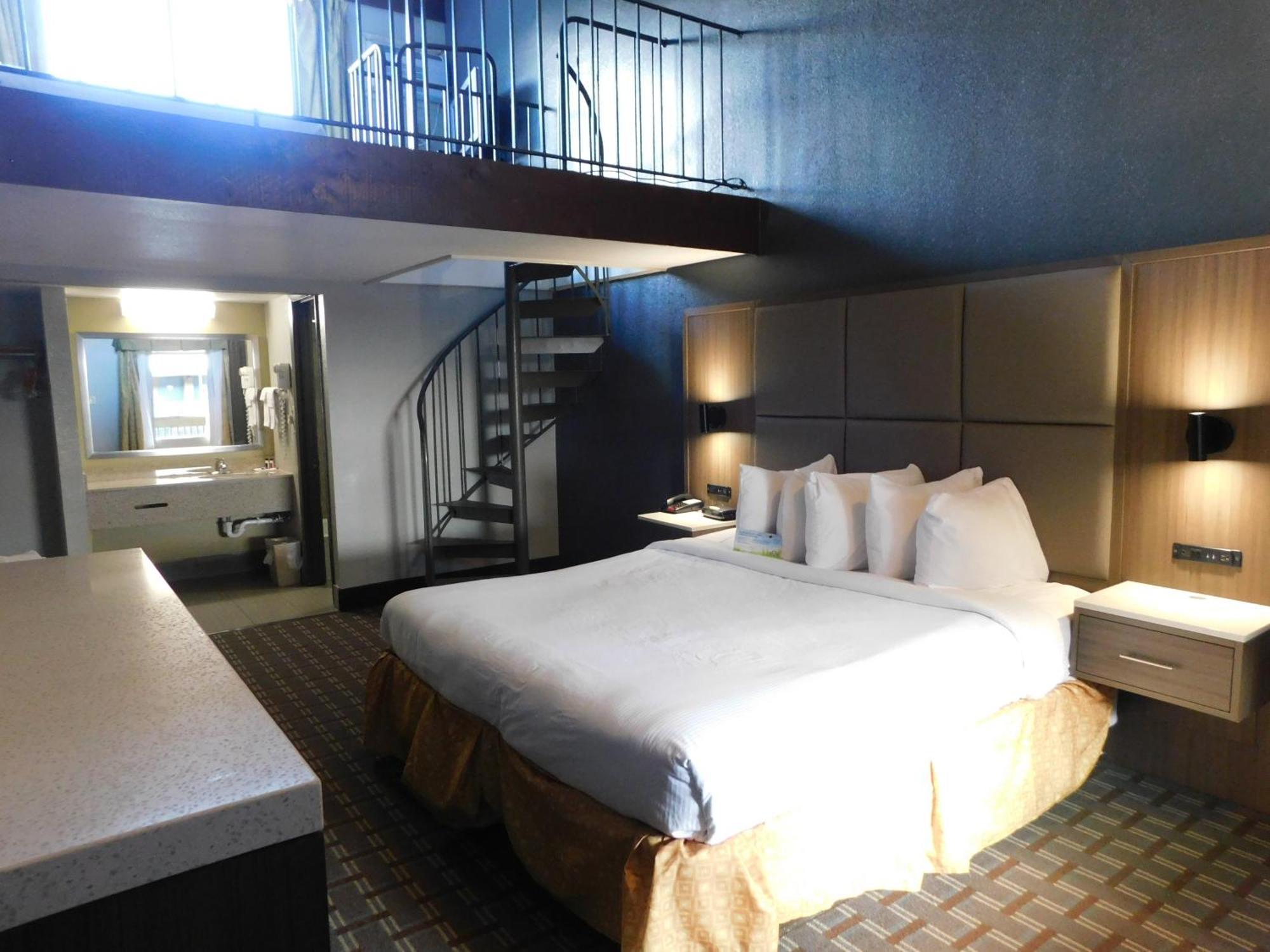 1 King Bed and 1 Queen Bed, Loft Suite, Non-Smoking