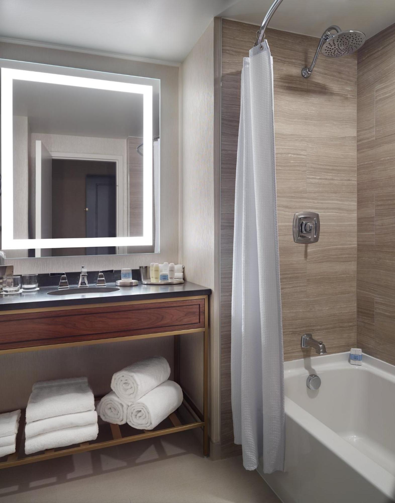 Spacious Executive Suite 1 King Bed