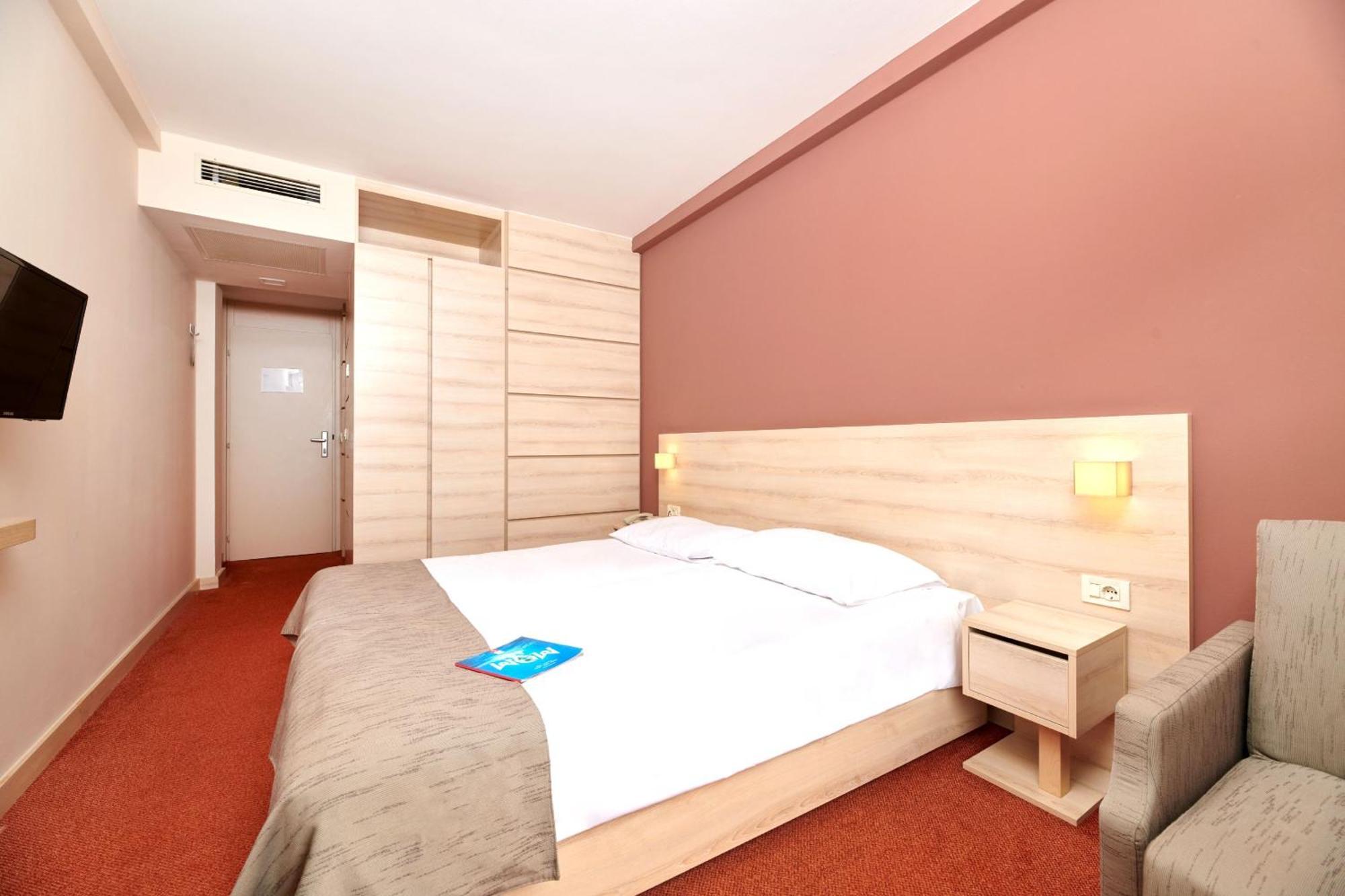 Classic Zimmer mit Schlafsofa und Balkon - Parkseite