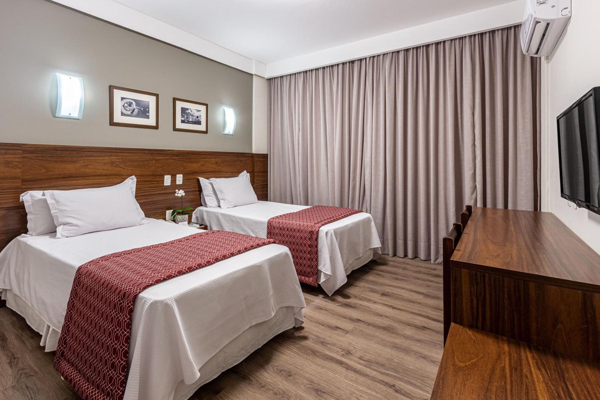Quarto com 2 Camas de Solteiro