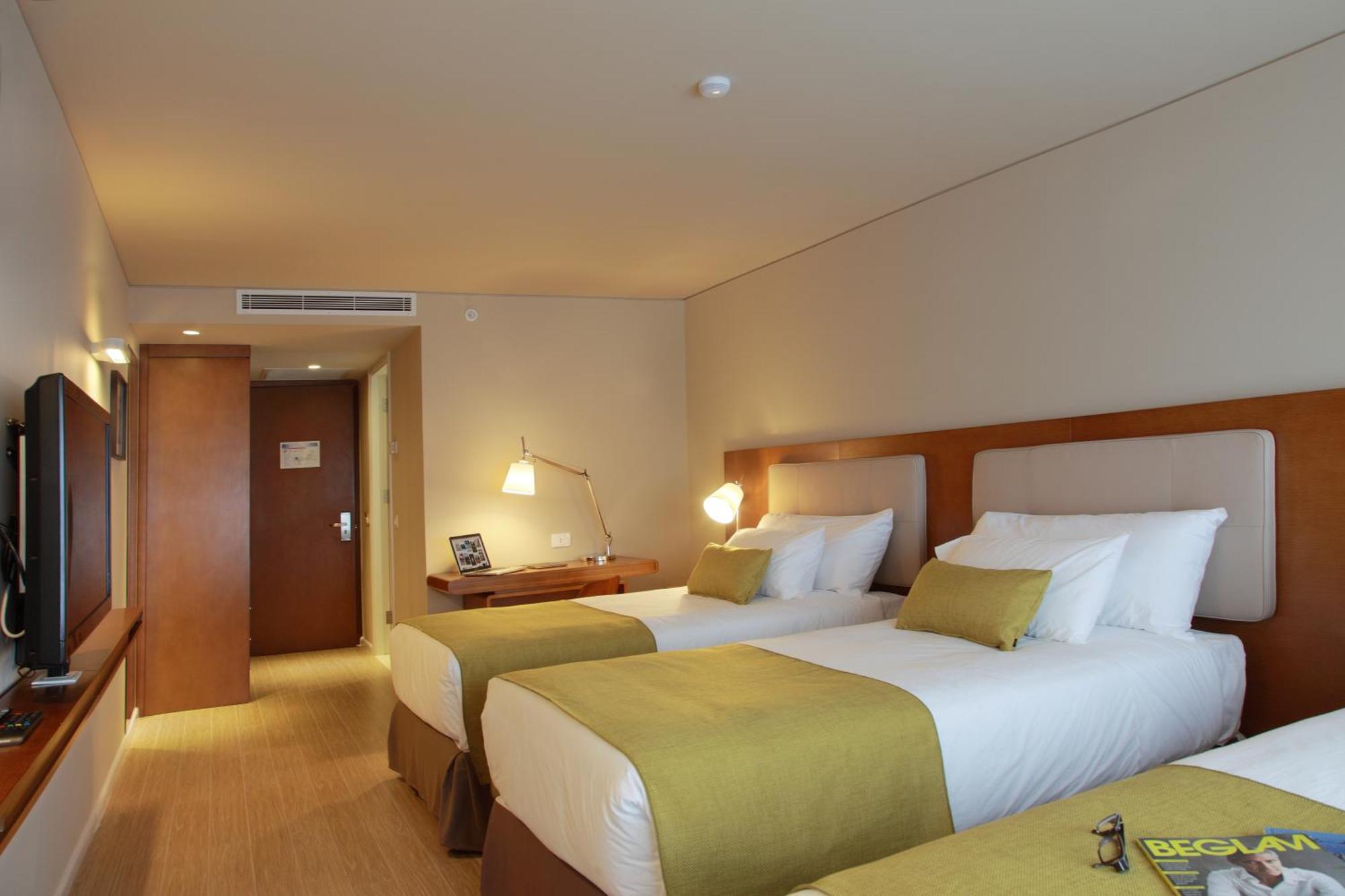 Quarto Clássico com 2 Camas de Solteiro