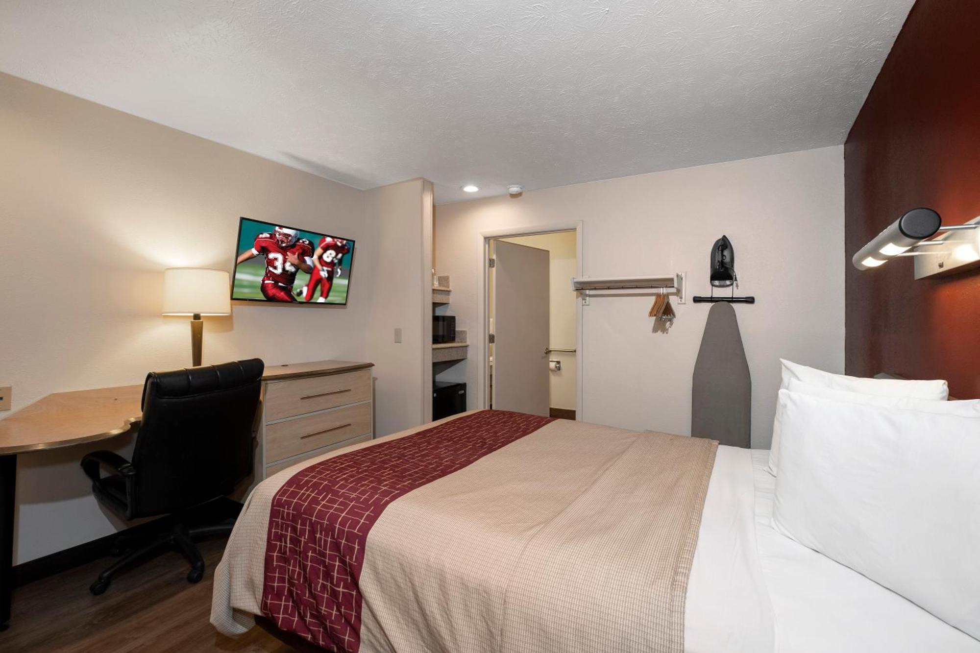 Deluxe Room with One Queen Bed Non-Smoking