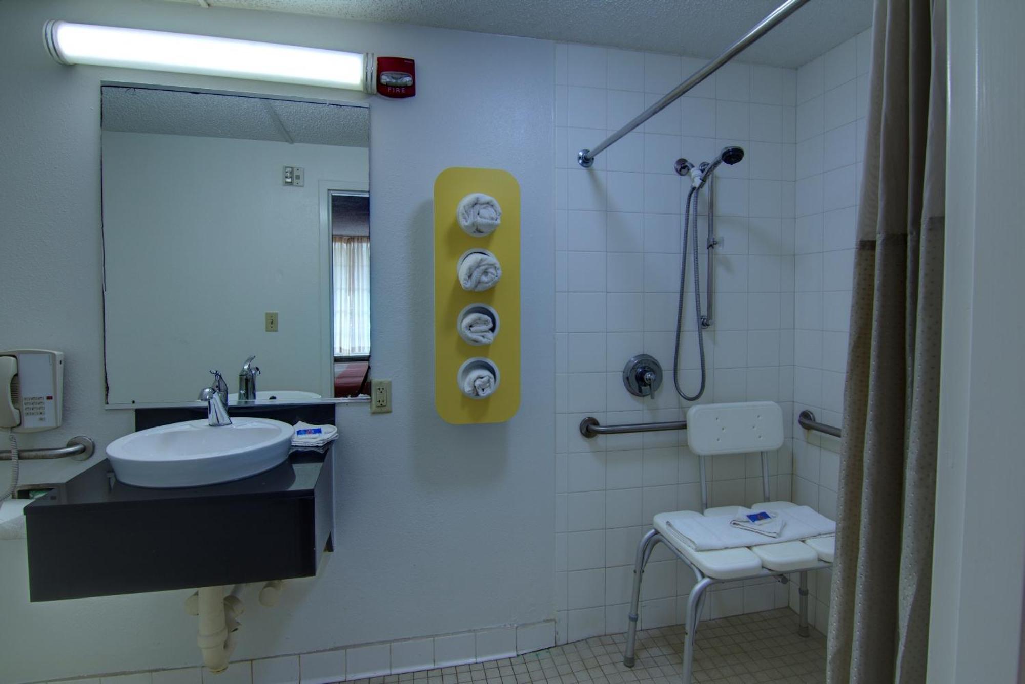 King Room with Roll-in Shower - Disability Access - smoking
