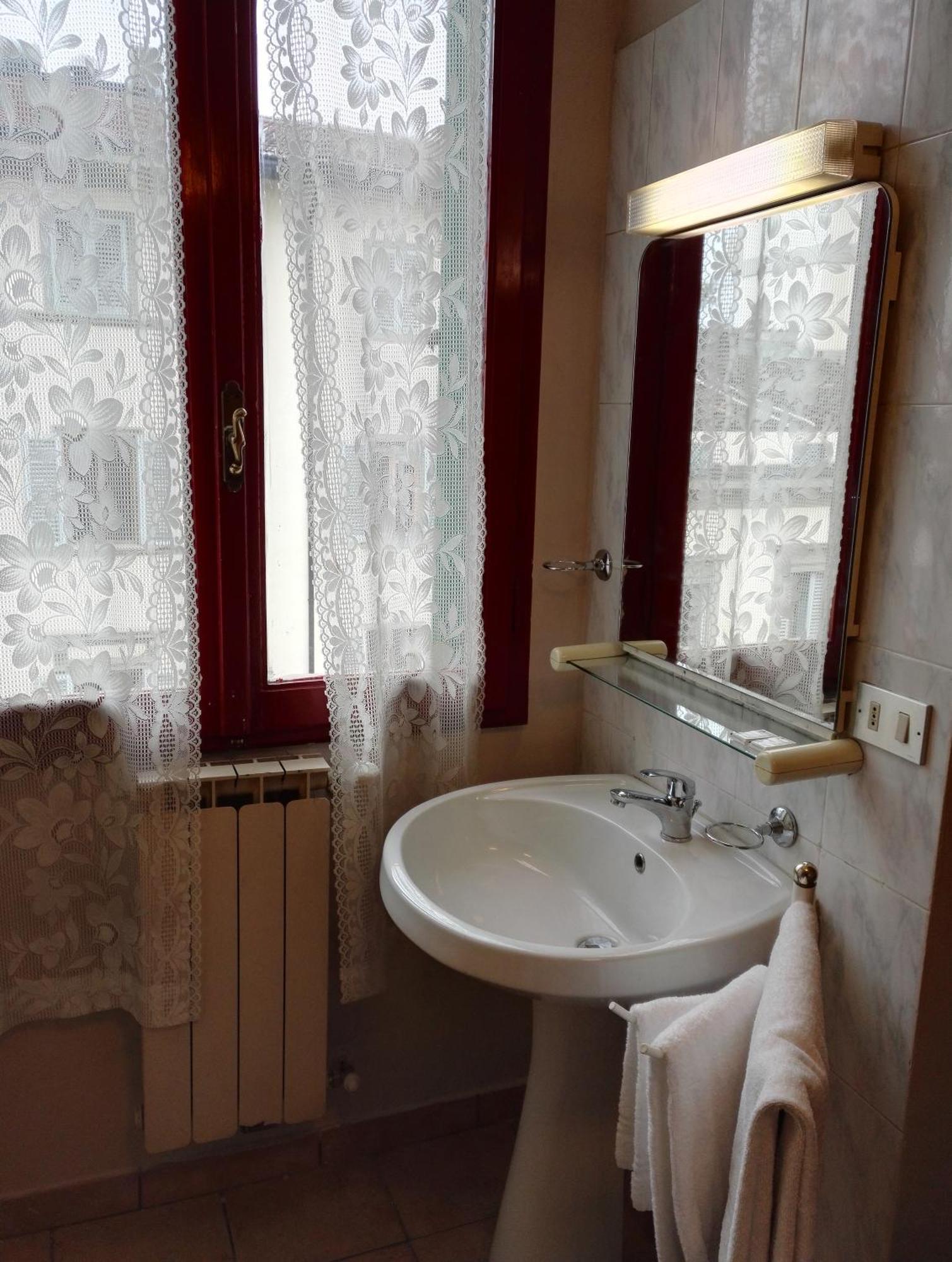 Quarto Individual Econômico com Banheiro Compartilhado