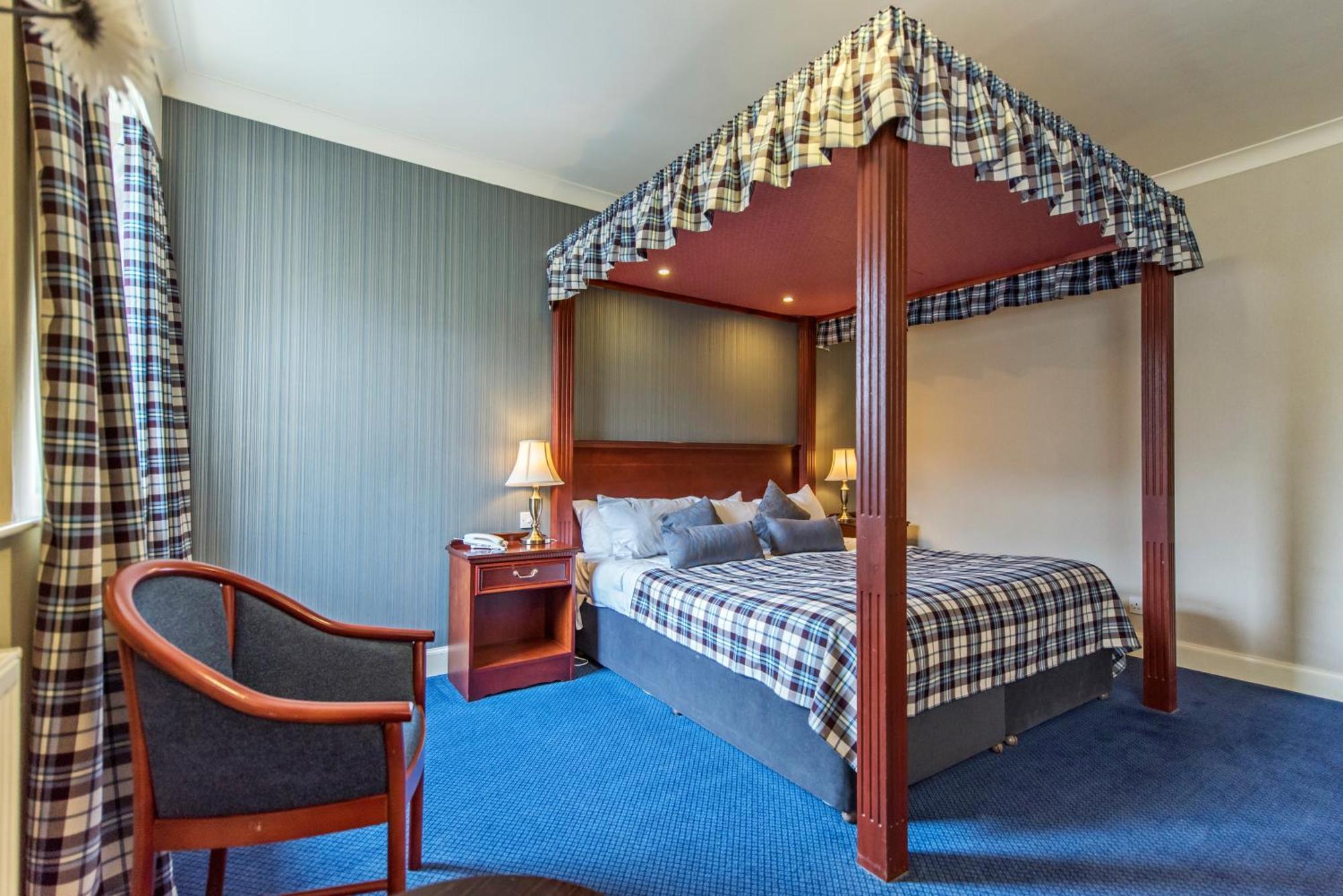 Double Room Four Poster Bed,665379327:JPEG