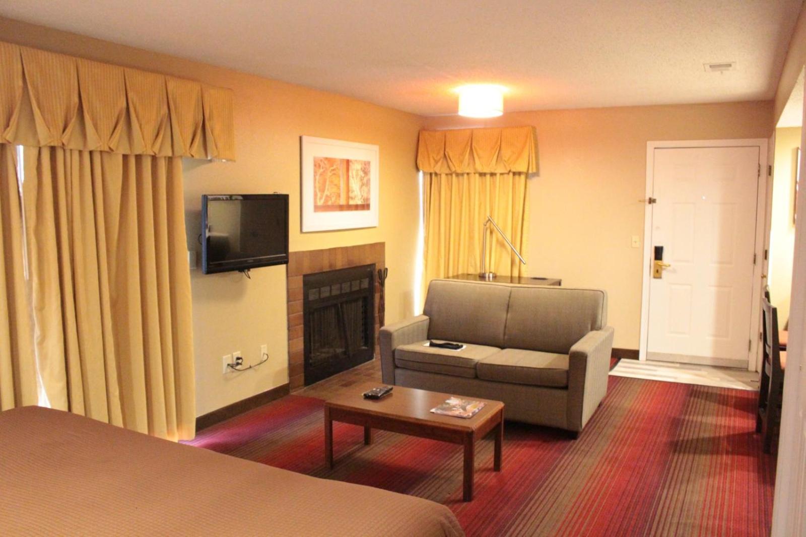 1 King Bed and 1 Queen Bed, Two-Bedroom, Suite, Non-Smoking