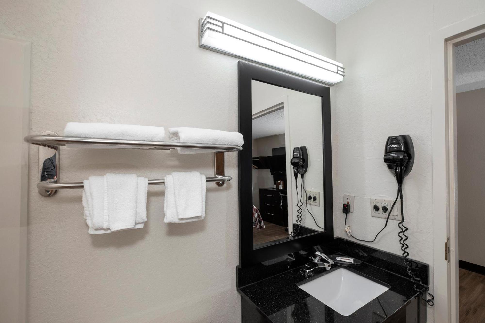 Deluxe Queen Room with One Queen Bed Non-Smoking